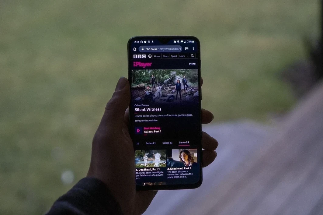 如何在2020年于中国解锁BBC iPlayer  在中国，许多外国网站和服务都被封锁，包括BBC iPlayer。如果您想在中国观看BBC iPlayer，以下是几种方法：  1. **使用VPN** 
 使用虚拟私人网络（VPN）是最常见的解锁方法。选择一个可靠的VPN服务，确保它能够绕过中国的网络限制。安装VPN后，连接到位于英国的伺服器，然后就可以访问BBC iPlayer。  2. **使用代理伺服器** 
 您也可以使用HTTP或SOCKS代理来访问BBC iPlayer。这些代理可让您通过英国的伺服器连接，以获得可访问BBC iPlayer的IP地址。然而，与VPN相比，代理的安全性较低，速度也可能受到影响。  3. **Smart DNS** 
 Smart DNS 服务可以帮助您绕过地区限制，无需加密您的网络连接。选择一个可提供BBC iPlayer解锁功能的Smart DNS服务并进行设置。  4. **使用员工或朋友的协助** 
 如果您有在英国的朋友或家人，可以请他们帮助您通过共享他们的帐户来访问BBC iPlayer。不过，这样的做法需要遵循相关的使用条款。  5. **保持更新** 
 中国的网络防火墙技术不断变化，因此您可能需要随时调整您的解锁方法。定期查看相关论坛和资讯，了解最新的解锁技巧和工具。  无论您选择哪种方法，都要注意保护您的个人信息和网络安全。
