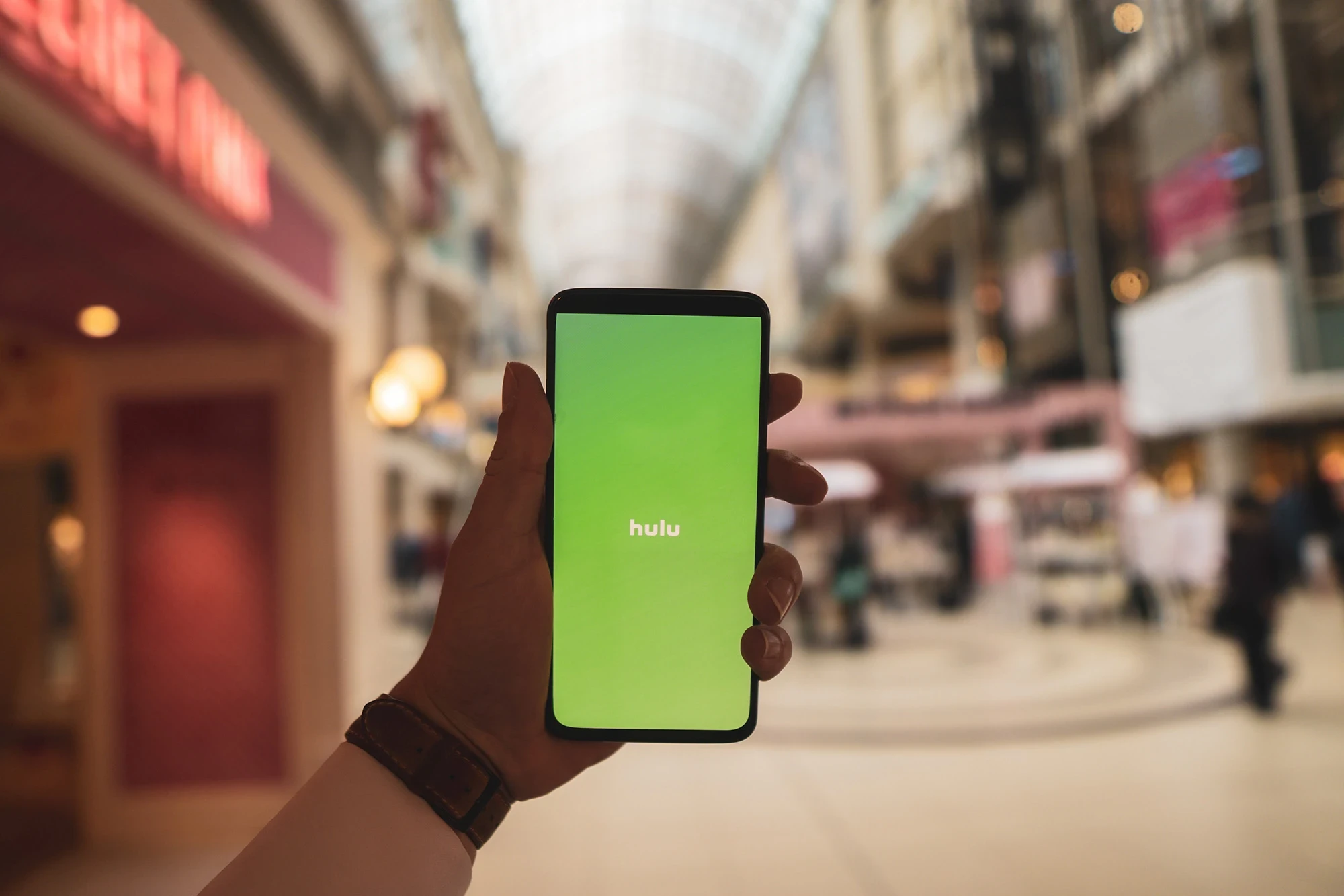 如何在加拿大观看 Hulu 2020 以及为何 Hulu 在加拿大不可用  Hulu 是一个受欢迎的流媒体服务，但在加拿大却无法直播放映。这篇文章将介绍如何在加拿大观看 Hulu，以及为什么这个服务在当地不可用的原因。  ### 为何 Hulu 在加拿大不可用？  Hulu 作为一个主要针对美国市场的流媒体平台，拥有多种版权和协议，这些限制使得其内容无法在其他国家（包括加拿大）播放。由于版权问题和法律限制，许多国家的用户不能直接访问这个平台。  ### 如何在加拿大观看 Hulu？  虽然 Hulu 在加拿大不可直接使用，但你可以使用以下方法来访问它：  1. **使用 VPN（虚拟私人网络）**：
 – 购买一家可信赖的 VPN 服务，并确保它能够提供美国的伺服器。
 – 连接到美国的伺服器，这样你就可以伪装成在美国的用户。  2. **注册 Hulu 帐号**：
 – 访问 Hulu 的网站并创建帐号。如果你没有美国的信用卡，考虑使用礼品卡或请美国朋友协助。 
3. **下载 Hulu 应用（如有需要）**：
 – 如果你使用智能设备，可能需要从应用商店下载 Hulu 的应用程式。  4. **开始串流**：
 – 登入你的 Hulu 帐号，然后便可以开始观看你喜爱的节目和电影了。  ### 注意事项  使用 VPN 来访问 Hulu 可能违反其使用条款，且可能存在一定风险。因此，使用这一方法时请谨慎考虑。  希望这篇文章能帮助你在加拿大顺利观看 Hulu！